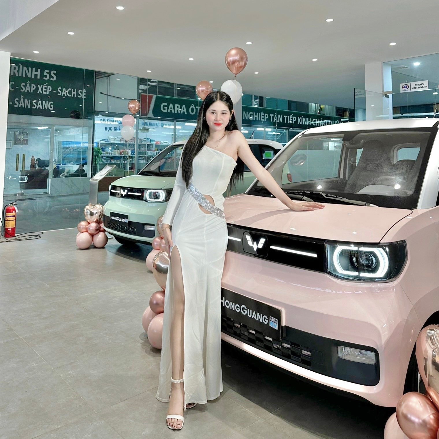 Xe ô tô điện Wuling màu Hồng