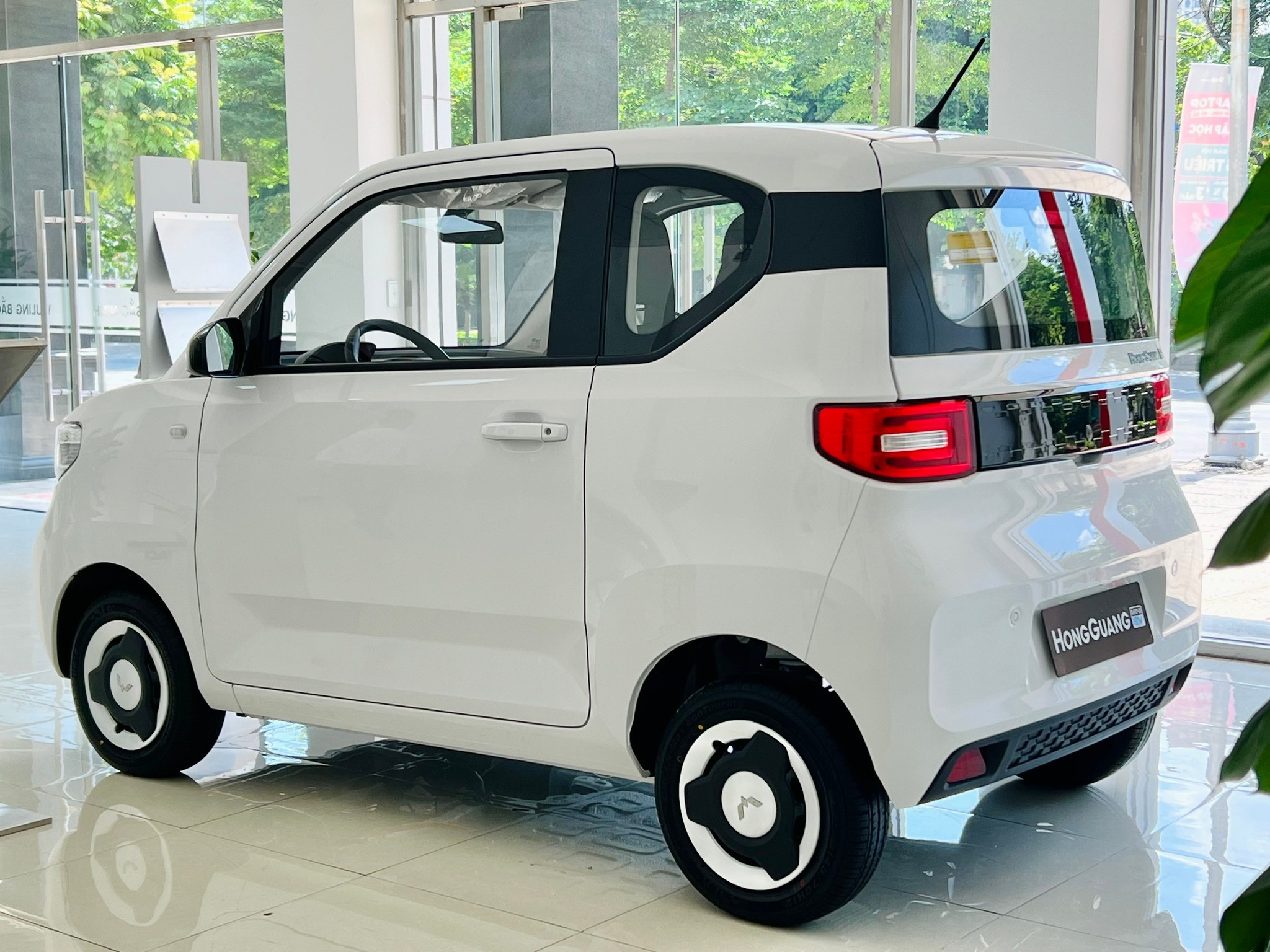 Xe ô tô điện Wuling màu trắng ở Show room Quảng Ninh